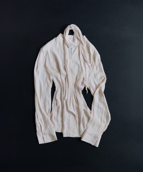 Yuje(ユジェ)の「SCARF BLOUSE (2color)(シャツ/ブラウス・レディース・ホワイト/ライトピンク・FREE)」の3枚目の写真