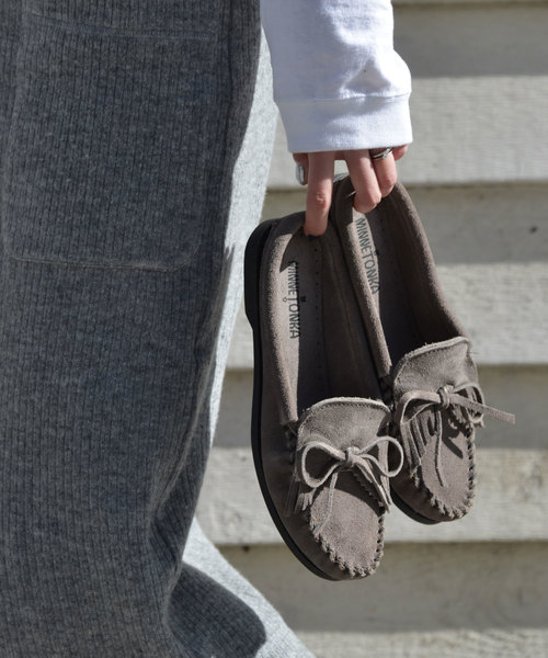 Minnetonka(ミネトンカ)の「MINNETONKA(ミネトンカ) / スエード スリッパモカシン KILTY BOAT MULE(モカシン/デッキシューズ)」|グレー