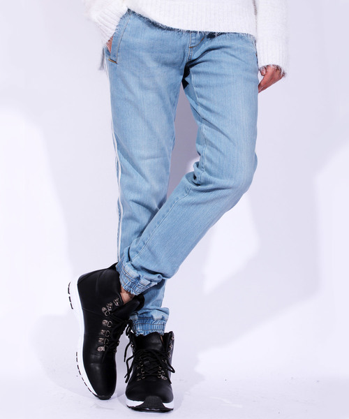 8(eight)(エイト)の「ライン入り スキニーデニム ジーンズ ジョガーパンツ (デニムパンツ・メンズ・サックスブルー/ブルー・MEDIUM/LARGE)」の1枚目の写真