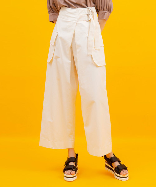 UNITED TOKYO（ユナイテッドトウキョウ）の「ラップチノワイドパンツ（チノパンツ・レディース・ベージュ/ブラック/ホワイト・1）」の2枚目の写真