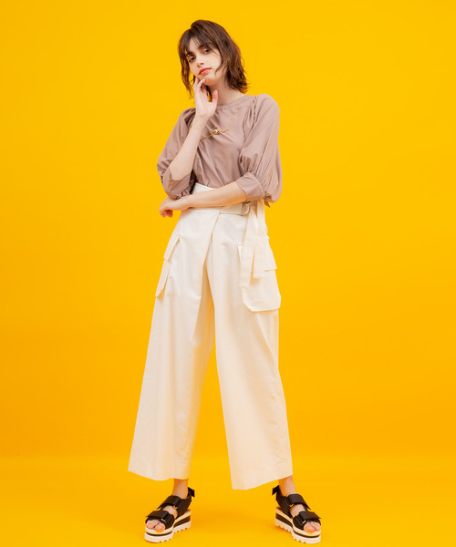 UNITED TOKYO（ユナイテッドトウキョウ）の「ラップチノワイドパンツ（チノパンツ・レディース・ベージュ/ブラック/ホワイト・1）」の16枚目の写真