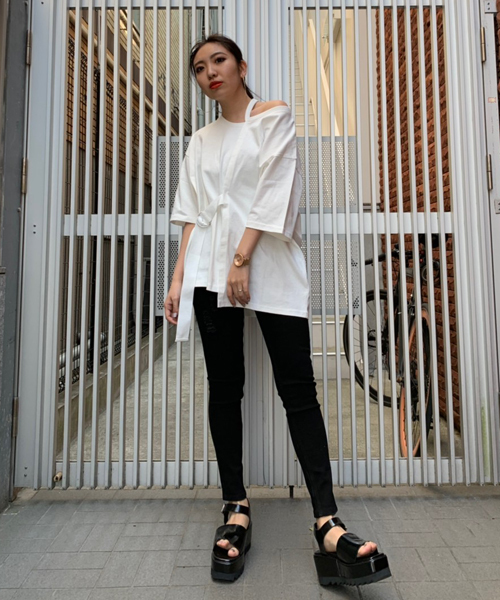 ENVYM（アンビー）の「ネックポイントベルトＴ－ＳＨ（Tシャツ/カットソー・レディース・ホワイト/ブラック・FREE）」の5枚目の写真