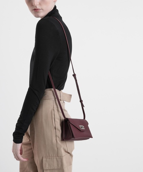 CHARLES & KEITH(チャールズ & キース)の「ターンロック ベルトバッグ / Turn Lock Belt Bag(ショルダーバッグ・レディース・ブラック/バーガンディー/ブラック系その他2・S)」の10枚目の写真