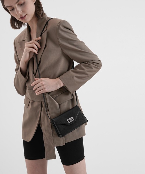 CHARLES & KEITH(チャールズ & キース)の「ターンロック ベルトバッグ / Turn Lock Belt Bag(ショルダーバッグ・レディース・ブラック/バーガンディー/ブラック系その他2・S)」の5枚目の写真