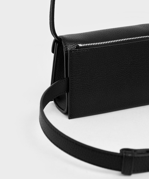 CHARLES & KEITH(チャールズ & キース)の「ターンロック ベルトバッグ / Turn Lock Belt Bag(ショルダーバッグ・レディース・ブラック/バーガンディー/ブラック系その他2・S)」の7枚目の写真