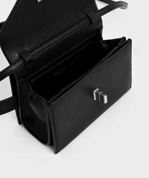 CHARLES & KEITH(チャールズ & キース)の「ターンロック ベルトバッグ / Turn Lock Belt Bag(ショルダーバッグ・レディース・ブラック/バーガンディー/ブラック系その他2・S)」の9枚目の写真