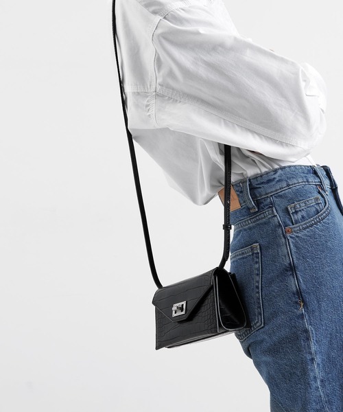 CHARLES & KEITH(チャールズ & キース)の「ターンロック ベルトバッグ / Turn Lock Belt Bag(ショルダーバッグ・レディース・ブラック/バーガンディー/ブラック系その他2・S)」の4枚目の写真