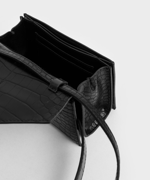 CHARLES & KEITH(チャールズ & キース)の「ターンロック ベルトバッグ / Turn Lock Belt Bag(ショルダーバッグ・レディース・ブラック/バーガンディー/ブラック系その他2・S)」の8枚目の写真