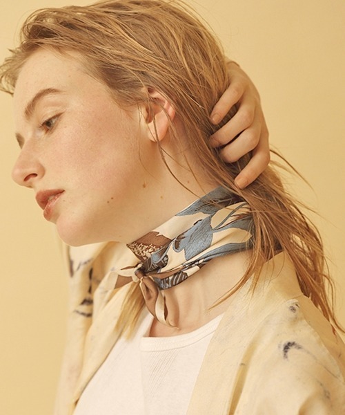 LE VERNIS(ル・ベルニ)の「LE VERNIS(ル・ベルニ)ボタニカルスカーフ(バンダナ/スカーフ・レディース・イエロー/ブラウン・FREE)」の2枚目の写真