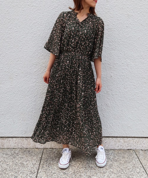 Riberry(リベリー)の「花柄シフォンキーネックワンピース(ワンピース・レディース・ブラック/グリーン/イエロー・MEDIUM)」の1枚目の写真