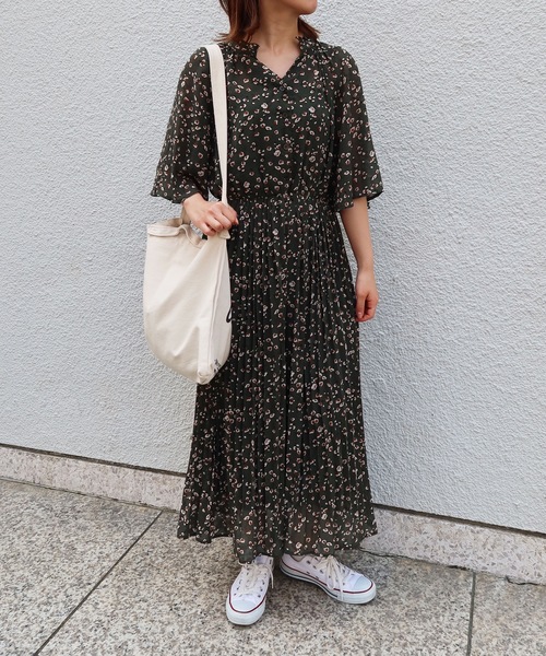 Riberry(リベリー)の「花柄シフォンキーネックワンピース(ワンピース・レディース・ブラック/グリーン/イエロー・MEDIUM)」の2枚目の写真