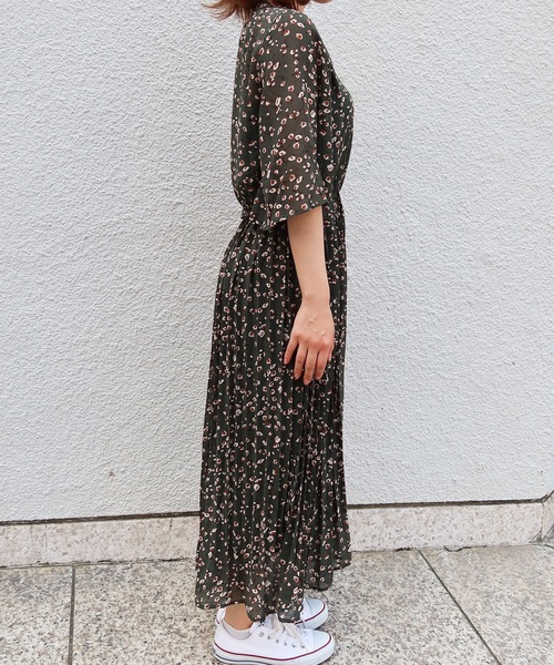 Riberry(リベリー)の「花柄シフォンキーネックワンピース(ワンピース・レディース・ブラック/グリーン/イエロー・MEDIUM)」の5枚目の写真