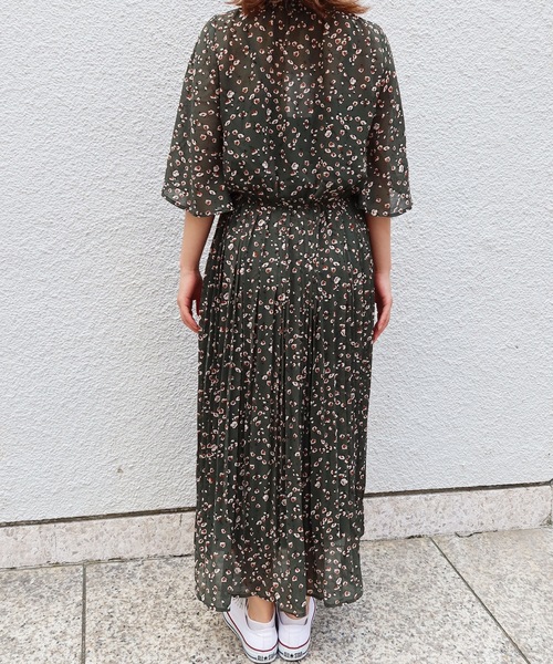 Riberry(リベリー)の「花柄シフォンキーネックワンピース(ワンピース・レディース・ブラック/グリーン/イエロー・MEDIUM)」の7枚目の写真