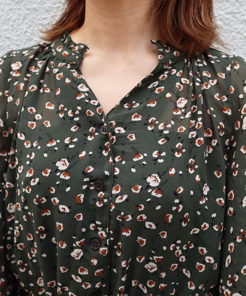 Riberry(リベリー)の「花柄シフォンキーネックワンピース(ワンピース・レディース・ブラック/グリーン/イエロー・MEDIUM)」の4枚目の写真