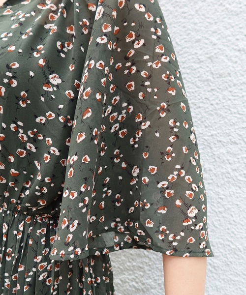 Riberry(リベリー)の「花柄シフォンキーネックワンピース(ワンピース・レディース・ブラック/グリーン/イエロー・MEDIUM)」の12枚目の写真