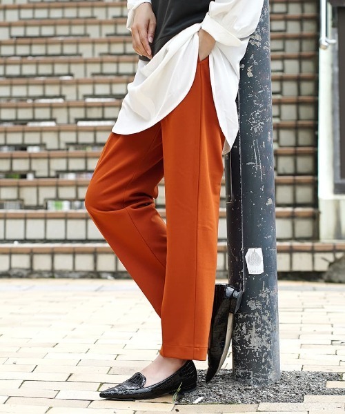 zootie(ズーティー)の「【オンもオフもイージーに、そして綺麗に。】 美シルエット テーパードパンツ(スラックス・レディース・テラコッタ/アイボリー/ブラウン/カーキ/ブラック/サックスブルー/サンドベージュ/スモークピンク/ダークオリーブ/ブルーグレー/ライトベージュ/ブラウン系その他/ロイヤルブルー/ダークブラック・M)」の7枚目の写真