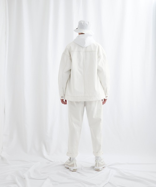 EMMA CLOTHES（エマクローズ）の「ユーティリティ ニーパッチステッチテーパードワイドバギーデニムパンツ EMMA CLOTHES（デニムパンツ・メンズ・インディゴブルー/ホワイト・M/L）」の5枚目の写真