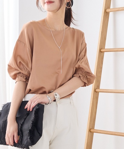 OMNES Another Edition（オムネス アナザーエディション）の「製品洗い綿サテン ボリューム袖2wayプルオーバーシャツ（シャツ/ブラウス・レディース・ホワイト/ブラウン系その他・FREE）」の2枚目の写真