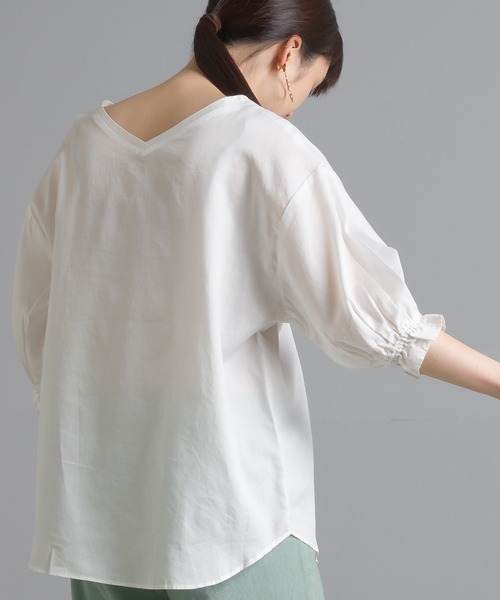 OMNES Another Edition（オムネス アナザーエディション）の「製品洗い綿サテン ボリューム袖2wayプルオーバーシャツ（シャツ/ブラウス・レディース・ホワイト/ブラウン系その他・FREE）」の7枚目の写真