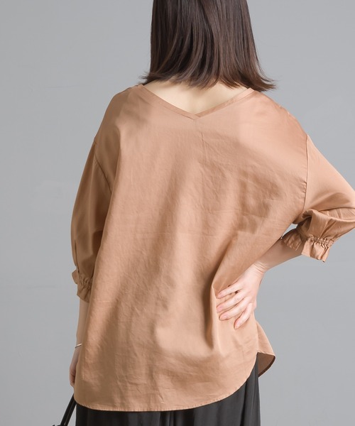 OMNES Another Edition（オムネス アナザーエディション）の「製品洗い綿サテン ボリューム袖2wayプルオーバーシャツ（シャツ/ブラウス・レディース・ホワイト/ブラウン系その他・FREE）」の17枚目の写真