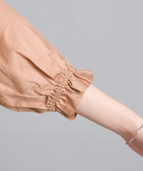 OMNES Another Edition（オムネス アナザーエディション）の「製品洗い綿サテン ボリューム袖2wayプルオーバーシャツ（シャツ/ブラウス・レディース・ホワイト/ブラウン系その他・FREE）」の6枚目の写真