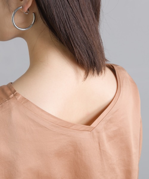 OMNES Another Edition（オムネス アナザーエディション）の「製品洗い綿サテン ボリューム袖2wayプルオーバーシャツ（シャツ/ブラウス・レディース・ホワイト/ブラウン系その他・FREE）」の14枚目の写真