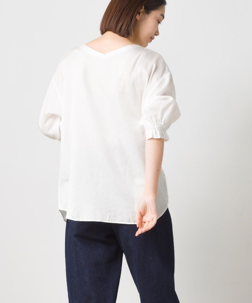 OMNES Another Edition（オムネス アナザーエディション）の「製品洗い綿サテン ボリューム袖2wayプルオーバーシャツ（シャツ/ブラウス・レディース・ホワイト/ブラウン系その他・FREE）」の19枚目の写真