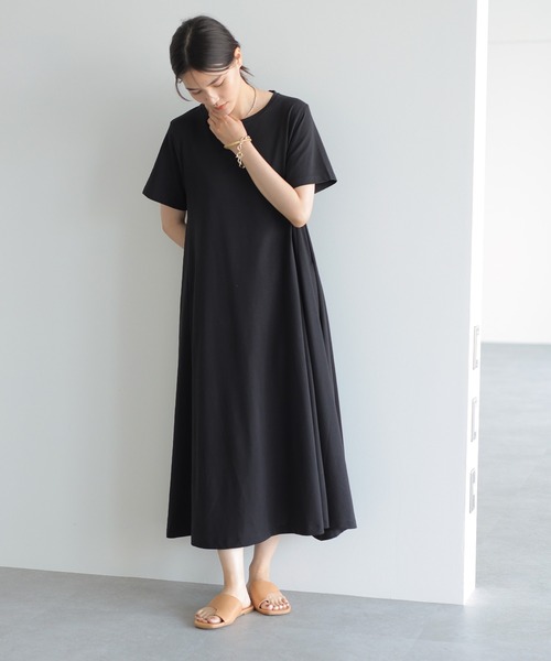 AMERICAN HOLIC（アメリカンホリック）の「クルーネックカットフレアワンピース（ワンピース・レディース・ブラック/ネイビー/マスタード/グレイッシュベージュ・M/L）」の2枚目の写真