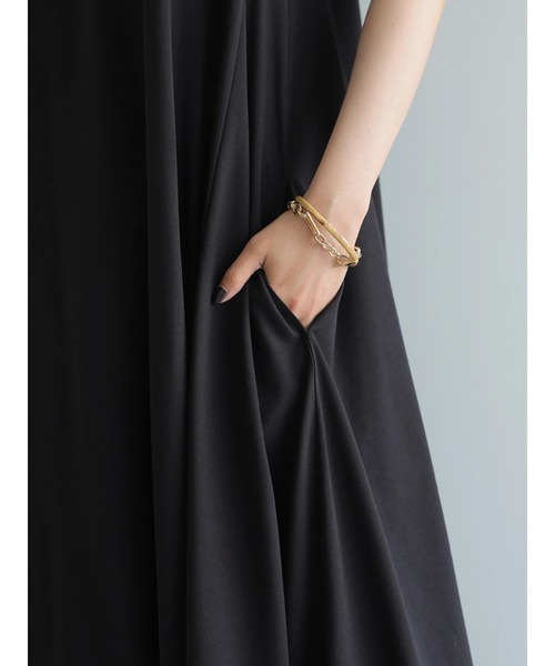 AMERICAN HOLIC（アメリカンホリック）の「クルーネックカットフレアワンピース（ワンピース・レディース・ブラック/ネイビー/マスタード/グレイッシュベージュ・M/L）」の7枚目の写真