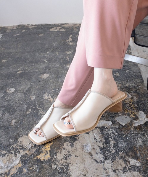 PUBLUX（パブリュクス）の「【PUBLUX/パブリュクス】センターシームミュールサンダル　シアー&フェイクレザー　カバードサンダル（サンダル・レディース・ホワイト/ブラック/ホワイト系その他/ブラック系その他・23.5cm/24.5cm/23.0cm/24.0cm）」の2枚目の写真