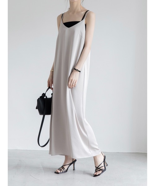 amel（エイメル）の「サテンロングキャミドレス（ワンピース・レディース・グレイッシュベージュ・FREE）」の3枚目の写真