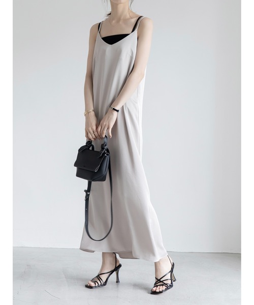 amel（エイメル）の「サテンロングキャミドレス（ワンピース・レディース・グレイッシュベージュ・FREE）」の4枚目の写真