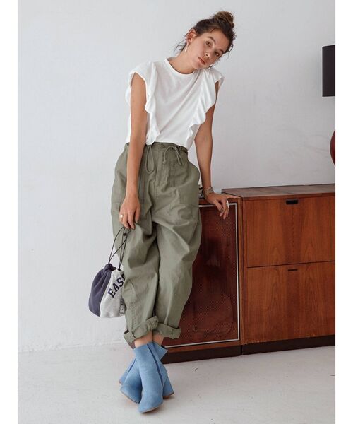 Ungrid（アングリッド）の「フリルデザインタンクトップ（Tシャツ/カットソー・レディース・オフホワイト/ブラック/カーキ・FREE）」の4枚目の写真