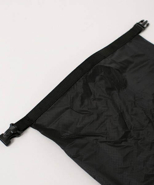 Speedo（スピード）の「Speedo/ハイドロエアウォータープルーフ ナイロンバッグ13L（エコバッグ/サブバッグ・レディース・ブラック/カーキ・FREE）」の12枚目の写真