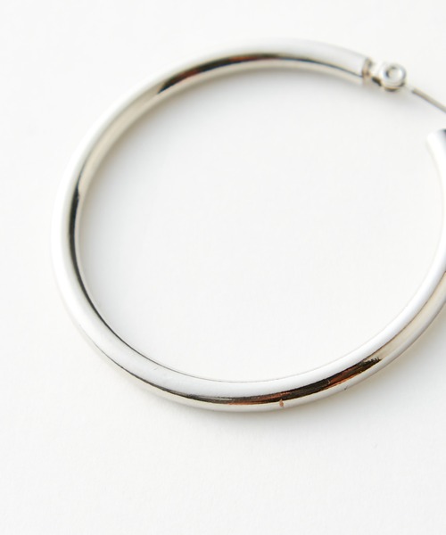 Omekashi(オメカシ)の「ミドルフープピアス(ピアス(両耳用)・レディース・ゴールド/シルバー・ONE SIZE)」の4枚目の写真