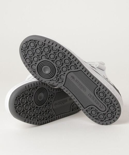 adidas（アディダス）の「フォーラム ロー [Forum Low] アディダスオリジナルス（スニーカー・メンズ・ホワイト×グレー/ホワイト系その他・22.5cm/23.5cm/24.5cm/25.5cm/26.5cm/27.5cm/28.5cm/23.0cm/24.0cm/25.0cm/26.0cm/27.0cm/28.0cm/29.0cm/22.0cm）」の3枚目の写真