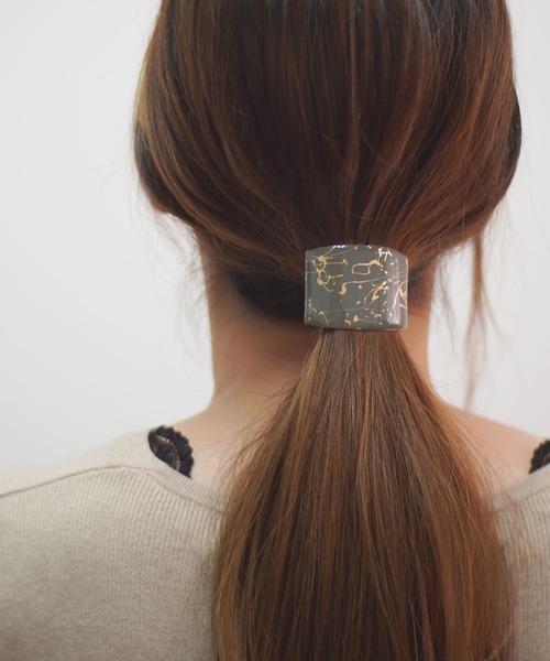 Port（ポート）の「モノトーン ペイント ポニーフック/ヘアカフ（ヘアピン・レディース・カーキ/アイボリー/ホワイト×ブラック/ブラック×ホワイト・FREE）」の8枚目の写真