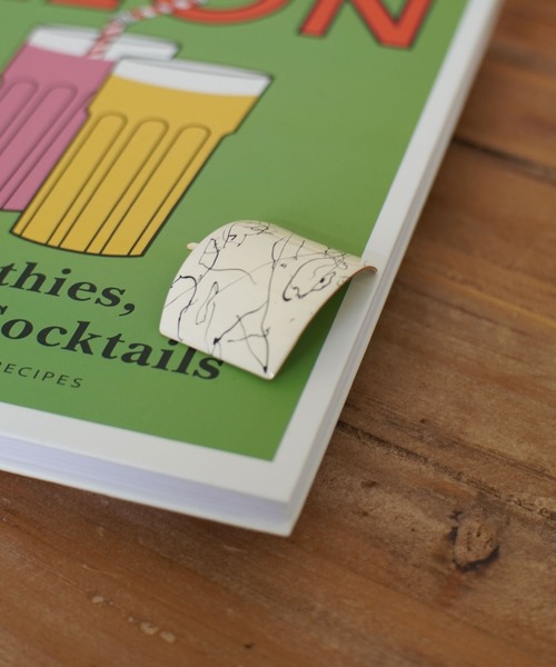 Port（ポート）の「モノトーン ペイント ポニーフック/ヘアカフ（ヘアピン・レディース・カーキ/アイボリー/ホワイト×ブラック/ブラック×ホワイト・FREE）」の6枚目の写真