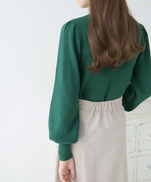 cheriella(シェリエラ)の「【cheriella】もちもち片畦ショルダータックニット(ニット/セーター・レディース・パープル/ブラック/グリーン/ベージュ/アイボリー・M)」の4枚目の写真
