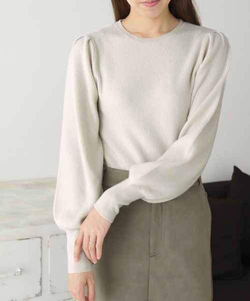 cheriella(シェリエラ)の「【cheriella】もちもち片畦ショルダータックニット(ニット/セーター・レディース・パープル/ブラック/グリーン/ベージュ/アイボリー・M)」の2枚目の写真