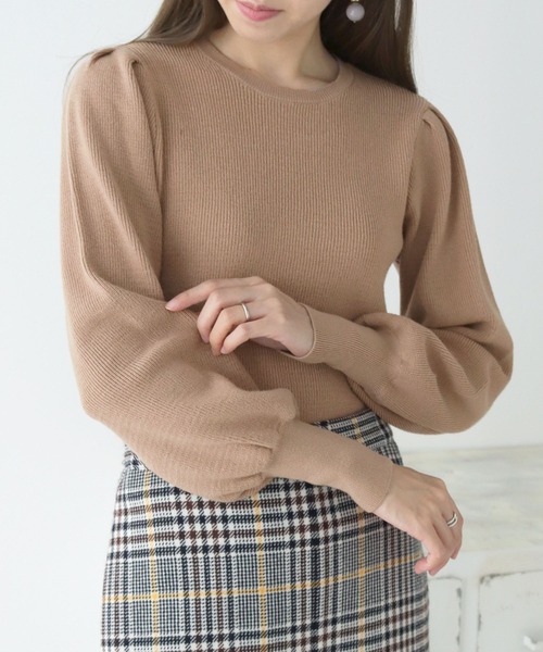 cheriella(シェリエラ)の「【cheriella】もちもち片畦ショルダータックニット(ニット/セーター・レディース・パープル/ブラック/グリーン/ベージュ/アイボリー・M)」の19枚目の写真