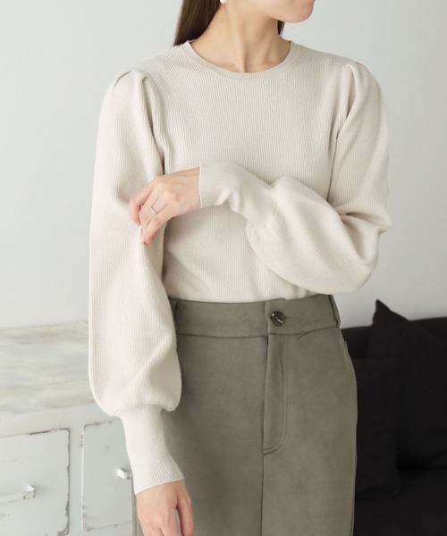 cheriella(シェリエラ)の「【cheriella】もちもち片畦ショルダータックニット(ニット/セーター・レディース・パープル/ブラック/グリーン/ベージュ/アイボリー・M)」の6枚目の写真