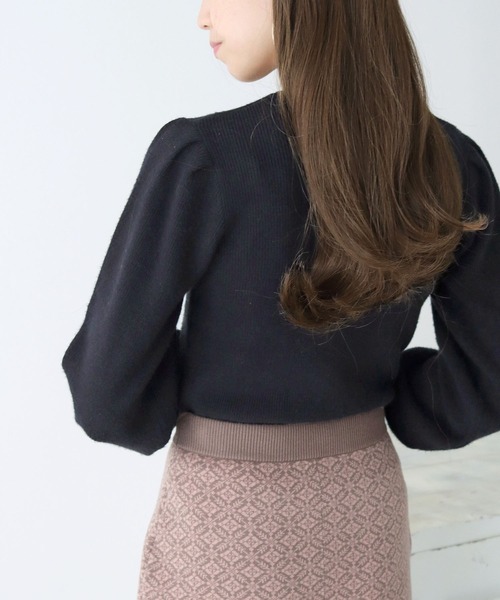 cheriella(シェリエラ)の「【cheriella】もちもち片畦ショルダータックニット(ニット/セーター・レディース・パープル/ブラック/グリーン/ベージュ/アイボリー・M)」の13枚目の写真