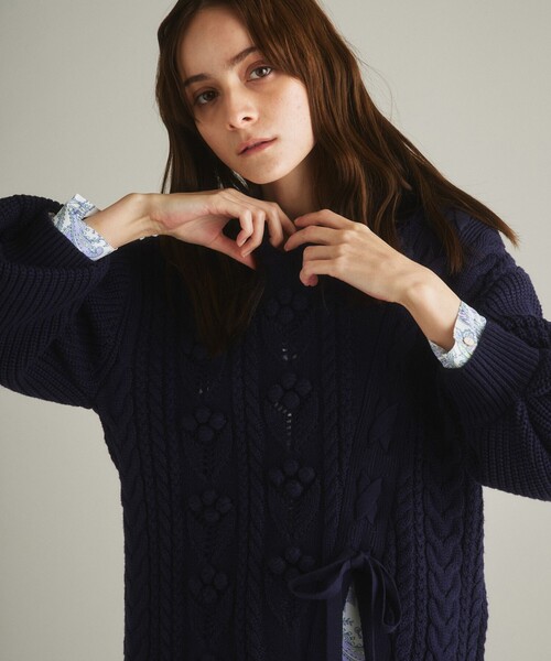 GRACE CONTINENTAL(グレースコンチネンタル)の「レースアップニットトップ(ニット/セーター・レディース・ホワイト/ネイビー・36)」の2枚目の写真