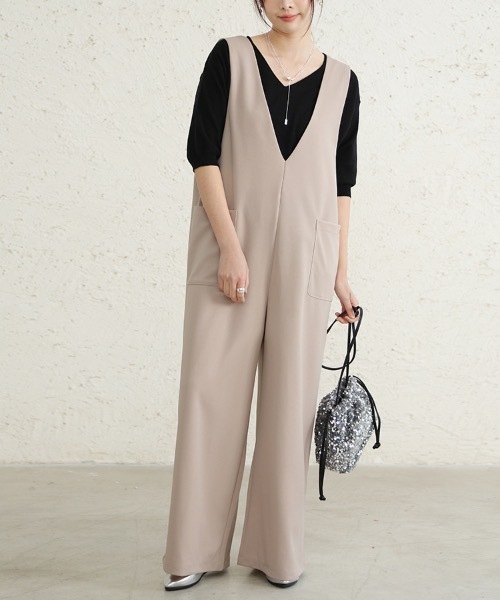 Doux Belle（ドゥーベル）の「深Vネックサロペット（サロペット/オーバーオール・レディース・ベージュ/ブラック/カーキ/ブラウン/ネイビー/ベージュ系その他・FREE）」の4枚目の写真