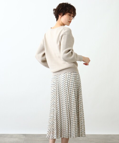 INDIVI（インディヴィ）の「◆【2点セット/洗える】Vネックニット＆プリーツスカート セットアップ（セットアップ・レディース・ホワイト系/ライトベージュ/ライトブルー/ネイビー・03/05/13/15 /19/36/38/40）」の18枚目の写真