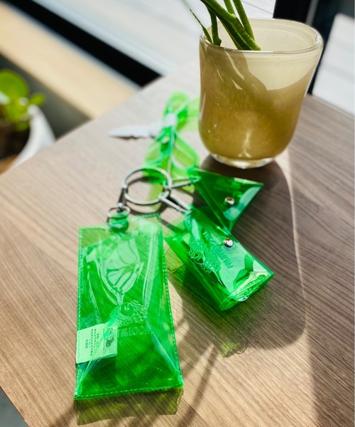 FRUIT OF THE LOOM(フルーツオブザルーム)の「FRUIT OF THE LOOM/PVC COLOR ショルダーストラップ 70042000(ショルダーバッグ・メンズ・パープル/ピンク/イエロー/グリーン/ブラウン・ONESIZE)」の3枚目の写真