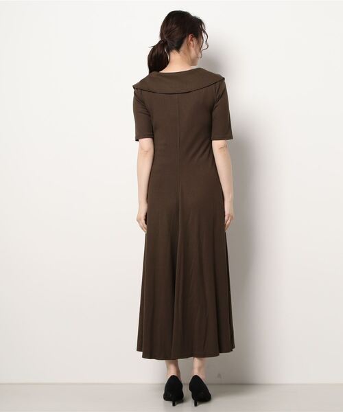 ADIRA（アディラ）の「ビッグカラーカットリブワンピ（ワンピース・レディース・ブラウン/アイボリー/オレンジ・MEDIUM）」の5枚目の写真