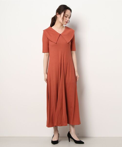 ADIRA（アディラ）の「ビッグカラーカットリブワンピ（ワンピース・レディース・ブラウン/アイボリー/オレンジ・MEDIUM）」の3枚目の写真