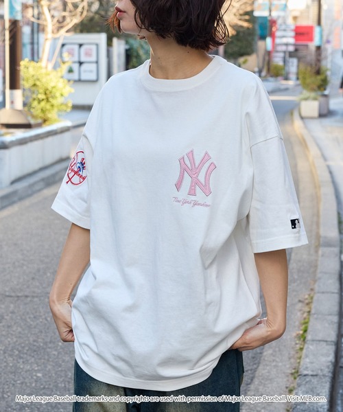 MLB（メジャーリーグベースボール）の「MLB/メジャーリーグベースボール 別注 ワッペン刺繍 ビッグシルエット半袖Tシャツ（Tシャツ/カットソー・メンズ・ダークグリーン/ホワイト/ライトグレー/チャコール/ダークブラウン/ブラック/ホワイト系/ネイビー/グレー系/グレー系1/ネイビー系/グレイッシュベージュ/スミクロ/イエロー/オフホワイト/チャコールグレー/ピンク・M/L/S）」の3枚目の写真